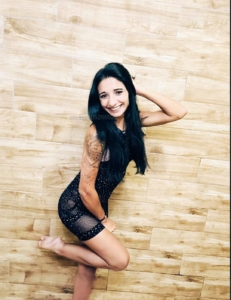 Cassandra ist eine zierliche Escort Elfe